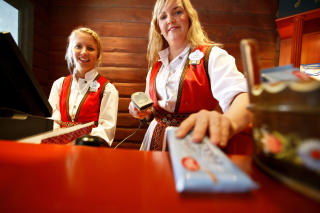 EPCOT: I butikken Puffin's Roost kan du kj�pe Firkl�ver til 40 kroner av Mari fra Trysil og Linda fra Trondheim, som skal jobbe i Disney World i ett �r.