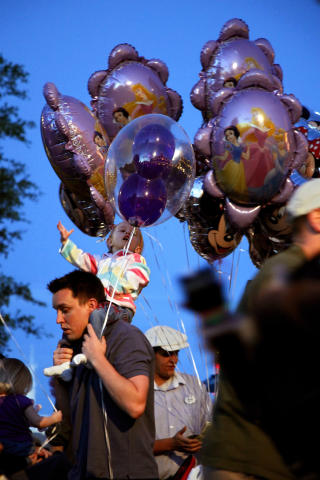 GOD BUTIKK: Ballongene g�r som varmt hvetebr�d - som det meste annet.