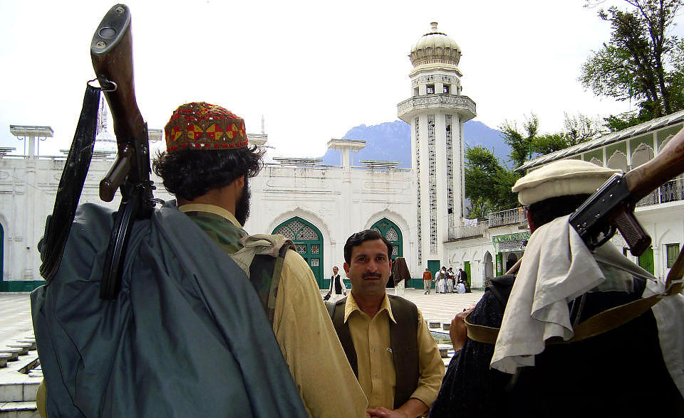 TALIBAN TREKKER SEG UT AV BUNER-PROVINSEN:  Her er Taliban-krigere ved den ber�mte  Pir Baba-moskeen i Buner-provinsen 11. april i �r. N� skal de v�re p� vei ut igjen. Foto: SCANPIX/AP Photo/Naveed Ali
