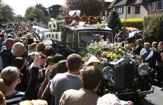 TUSENVIS M�TTE OPP: For � ta farvel med Jade Goody. Foto: Luke MacGregor/REUTERS/SCANPIX