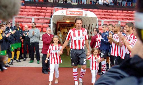SAINTS-HELT: Claus Lundekvam ble hyllet av 18 000 da klubben arrangerte testimonialkamp for ham i fjor sommer. Foto: KEITH HAMMETT