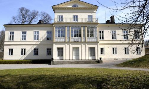 HIT FLYTTER DE: Haga slott ligger i Solna, like nord for Stockholm. Foto: Janerik Henriksson/AP/SCANPIX