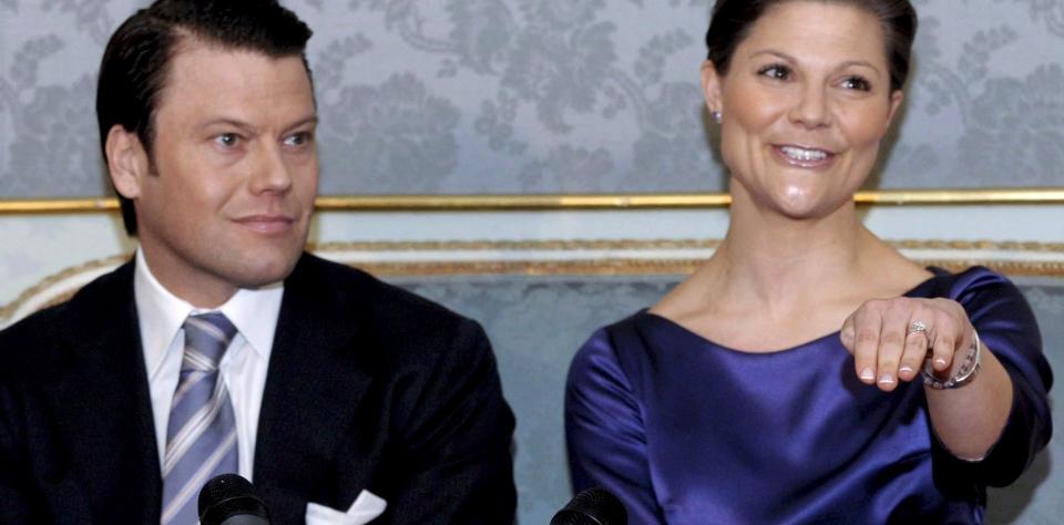GIFT I 2010: I februar i �r annonserte prinsesse Victoria og hennes kj�reste Daniel Westling sin forlovelse. Bryllupet skal st� 19. juni 2010. Foto: EPA/SCANPIX