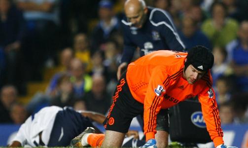 M�TTE TA TELLING: Petr Cech fikk seg en smell p� nesa - men han reiste seg og er klar igjen til helga. Foto: AP