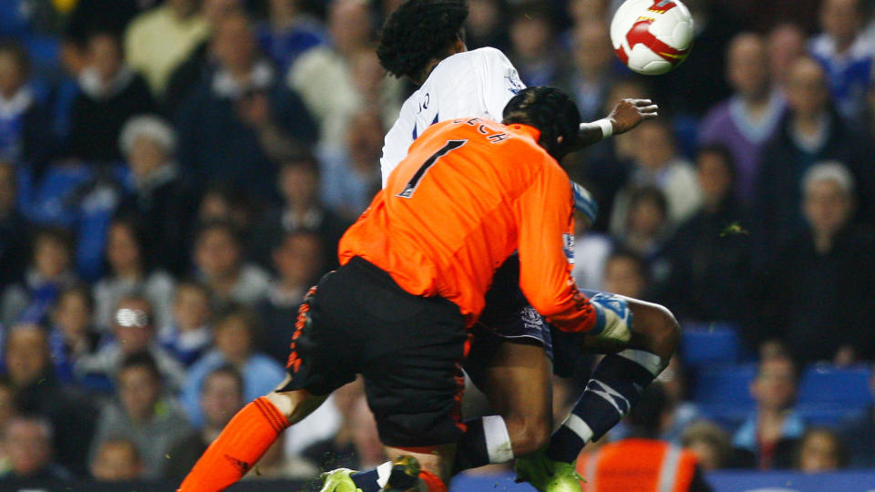 S� DEN KOMME: Petr Cech skj�nte han kom til � kollidere med Jo, likevel stakk han fram hodet for � heade ballen unna. Foto: AP