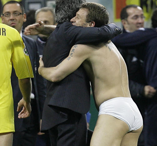 FIKK FRAM SMILET: Du m� tydeligvis kle av deg for � klare � f� Jos� Mourinho til � smile etter et tap. Foto: AP
