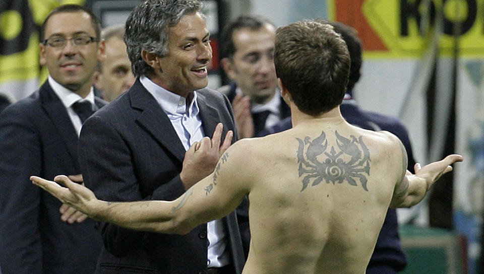 THE NAKED ONE: Antonio Cassano kastet kl�rne og klarte ikke holde seg unna Jos� Mourinho etter g�rsdagens Sampdoria-triumf. Foto: AP