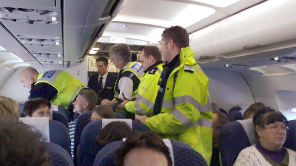 D�MT: 19-�ringen fra Oslo er i britisk rett d�mt til seks m�neders fengsel, etter at han gikk berserk om bord en flyvning fra Gardermoen til Kanari�yene. Her motsetter han seg arrest. Foto: Foto: HEIDI R�SLAND