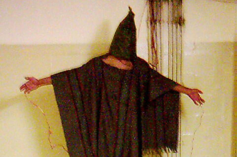 SKREKKBILDER: En uidentifisert Abu Ghraib-fange blir fotografert med pose over hodet og ledninger festet til kroppen i 2003. Obama lovet senere at flere bilder fra landets fangebehandling i Irak skulle offentliggj�res, men gikk senere tilbake p� dette. Arkivfoto: AP Photo/Scanpix