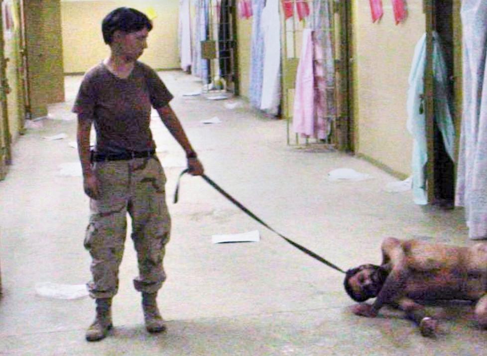 BER�MTE BILDER: - Ja, jeg tok bilder selv. Og ja, jeg var p� fem seks av dem, sa Lynndie England den gangen skandalebildene fra Abu Graib kom ut. Det verste, syntes hun, var at mediene publisert dem. Siden ble flere bilder fra fengselet offentliggjort. Foto: AP/Scanpix