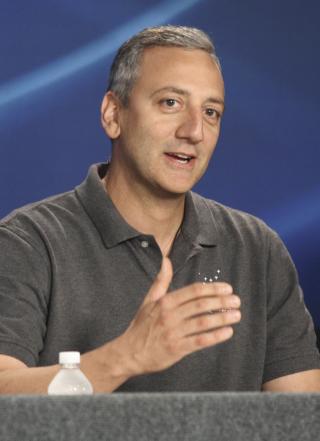 FRA ROMMET...  og til jorda. Fra bane rundt jorda skal astronaut Mike Massimino fors�ke � sende 140-tegns Twitter-meldinger. Foto: Scanpix/ REUTERS/Donna Carson