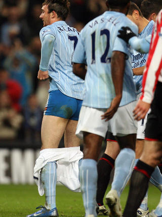 SUPERMANN: Stephen Ireland trengte ingen telefonkiosk for � skifte til sitt Supermann-kostyme etter en scoring mot Sunderland forrige sesong. Foto: AFP