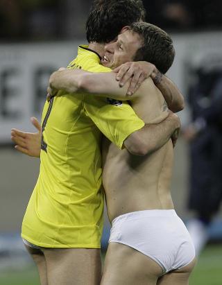 TRUSEKAMERATER: Antonio Cassano omfavner en buksel�s lagkamerat. Foto: AP