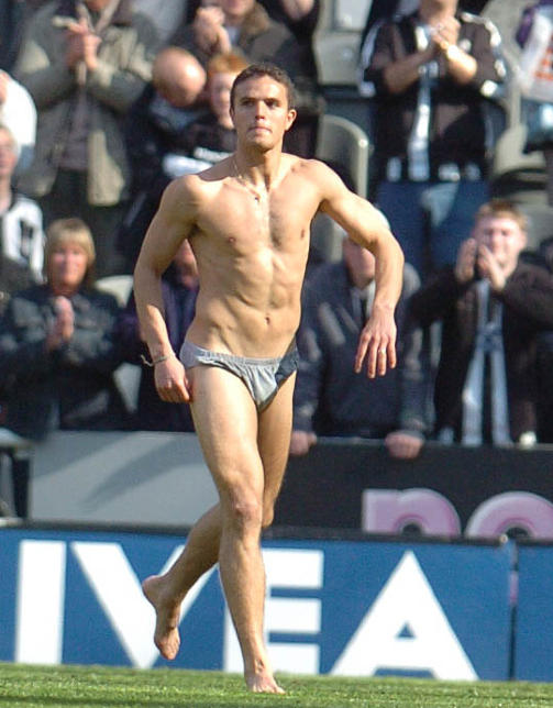 UAVGJORT NOK: Uavgjort var nok for Laurent Robert at skulle kaste kl�rne til supporterne etter serieavslutningen i 2005. Foto: AFP