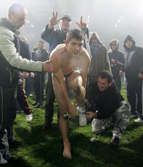 LOPPEMARKED: Ungarske Zalaegerszeg-supportere drar kl�rne av Zoltan Toth etter en kamp i fjor h�st: Foto: EPA