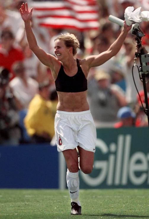 BEHOLDT TOPPEN: Brandi Chastain scoret det avgj�rende straffem�let i VM-finalen mot Kina i 1999. Det er ikke ofte fotballen skaper store overskrifter i USA, men bildet av Chastain havnet p� forsida av Time, Newsweek, People og Sports Illustrated. Foto: AP