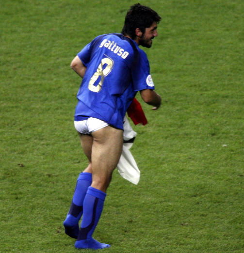 KLE P� DEG, GUTT: Gennaro Gattuso feiret i 2006 Italias f�rste VM-gull p� 24 �r med � dra av seg shortsen. Han fikk raskt beskjed av FIFA-sjefene om � kle seg og te seg. Foto: AFP