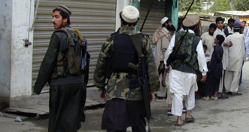 PATRULJERER GATENE: Medlemmer av pakistanske Taliban gatelangs i Buner-distriktet. Etter et krisem�te i dag, varslet Taliban at de skulle trekke seg ut av omr�det, som ligger en fem timers kj�retur fra hovedstaden. Foto: REUTERS/Stringer/SCANPIX