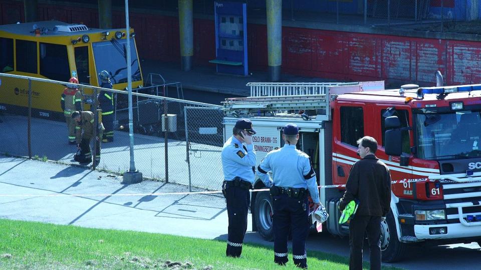 FALT I SKINNEGANGEN: En mann ble p�kj�rt og drept p� Ryen t-banestasjon. Politiet vet forel�pig ikke noe om hva som har skjedd. Foto: Andr� Olstad/FirstFoto.