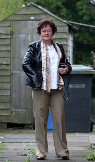 HAR BLITT NY: Siden opptrednen på Britain's Got Talent, har Susan Boyle frisket opp utseendet. Her med ny skaijakke og nyfarget hår. Foto: Scanpix HAR BLITT NY: Siden opptrednen på Britain's Got Talent, har Susan Boyle frisket opp utseendet. Her med ny skaijakke og nyfarget hår. Foto: Scanpix
