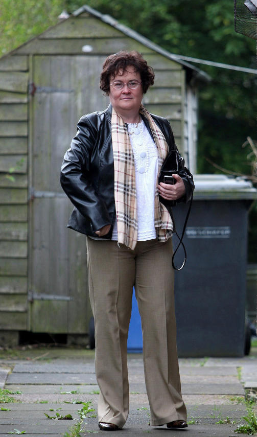 ANDRE STEG: I dag kom Susan Boyle fra fris�ren med ny h�rfarge. Hun ser ogs� riktig s� stilig ut i pressede dressbukser, r�ff skinnjakke og rutete skjerf rundt halsen. Foto: AP Photo / Andrew Milligan ,PA