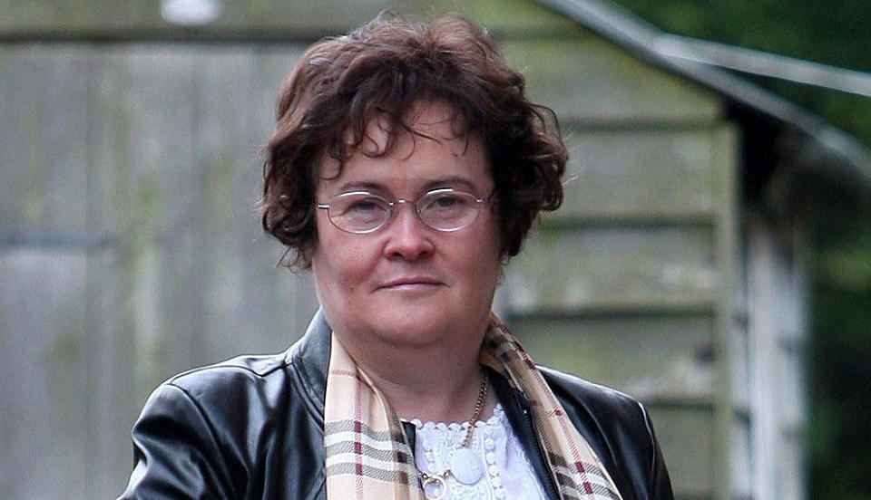 IKKE GR�TT, MEN N�TTEBRUNT: Sangstjernen Susan Boyle tok seg en tur til fris�ren i dag morges, og resultatet gj�r at hun ser ti �r yngre ut. Foto: AP Photo / Andrew Milligan