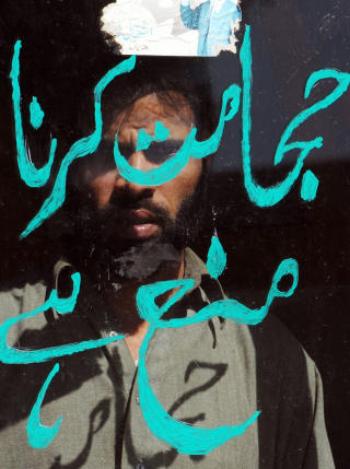 - IKKE BARBER: En pakistansk fris�r ser p� setningen Ikke barber, som Taliban-sympatis�rer har skrevet p� vinduet hans. Foto: Tariq MAHMOOD/AFP
