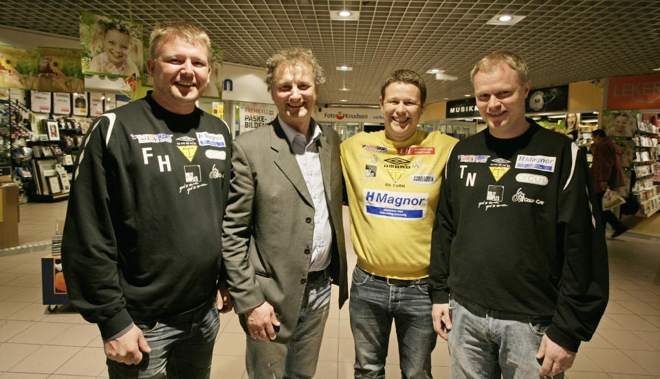 WILBORNS NYE KOLLEGAER: Fra venstre: Hovedtrener for Os, Frank Hellevik, ny daglig leder for Os Fotball AS, Frithjof Wilborn, styreleder i Os Fotball AS, Ole-Vidar Skaathun og assistenttrener for Os, Tore Nielsen. Foto: MIDTSIDEN