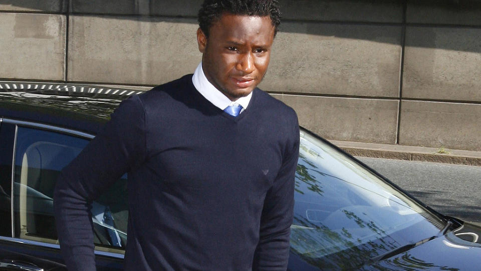 FRAD�MT LAPPEN: John Obi Mikel, her p� vei inn til retten i dag tidlig, m� klare seg uten f�rerkortet i 15 m�neder. Foto: AP