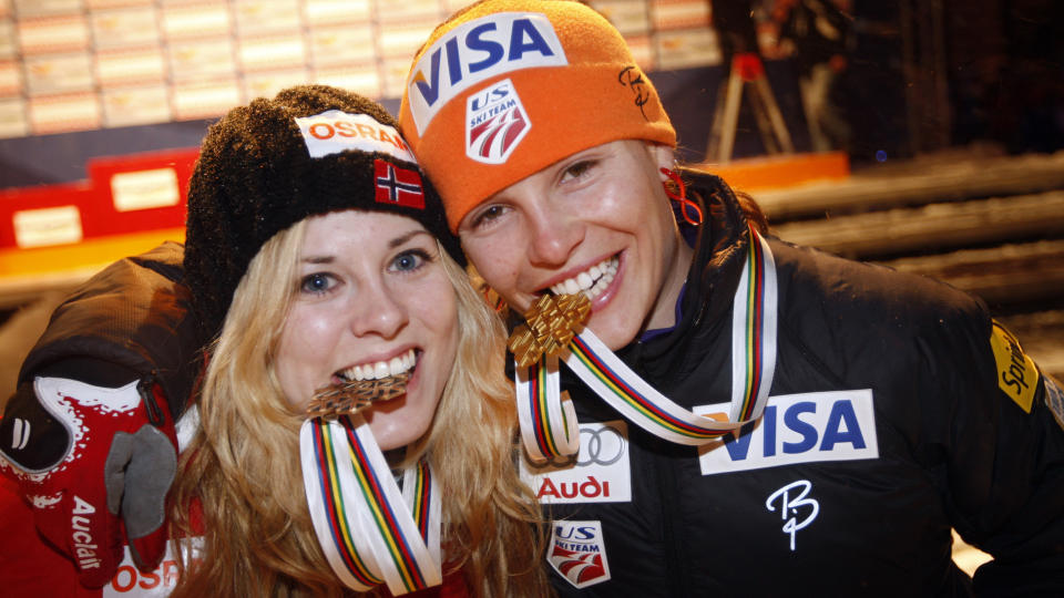 H�PER � F� HOPPE: Anette Sagen og amerikanske Lindsey Van tok henholdsvis bronse og gull i historiens f�rste hopp-VM for kvinner i Liberec i februar. Denne uka har deres henstilling til kanadiske lover mot diskriminering blitt pr�vet i retten. Men utfallet av saken kan la vente p� seg i flere m�neder.Foto: Lise �serud, Scanpix