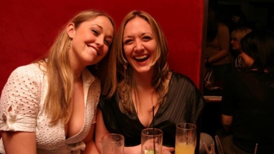 FLAU FYLL MED KOLLEGER? Disse to jentene er p� Russian Vodka Party, if�lge bildeteksten p� Flickr, hvor bilde er lagt ut under en Creative Commons-lisens. Foto: True Russian Vodka