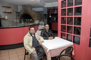 FANT BARNA: Carmelo og Francesco jobber i restauranten der barna ble forlatt.  Foto: AP Photo/Stefano Sarti/Scanpix