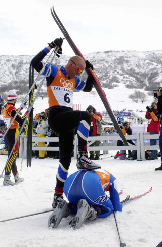 GUMMI-TARZAN: Tor Arne Hetland demonstrerte hvem som er konge i sprint-langrenn ved � plassere en fot p� ryggen til italienske Cristian Zorzi. Tor Arne Hetland vant OL gull p� sprinten under OL i Salt Lake City foran tyske Peter Schlickenrieder og Zorzi.
Foto: Cornelius Poppe / SCANPIX