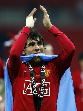 ELSKET: Tross rapporter om at han snart kan v�re ferdig p� Old Trafford, mottok Carlos Tevez som vanlig stor applaus da han varmet opp onsdag. Foto: SCANPIX/AP/Kirsty Wigglesworth