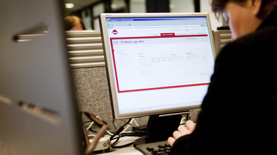 STADIG FLERE ARBEIDSLEDIGE: Jobbs�kere og arbeidsledige registrer seg og s�ker p� jobber p� NAVs kontor p� St. Hanshaugen i Oslo.
Arkivfoto: SCANPIX
