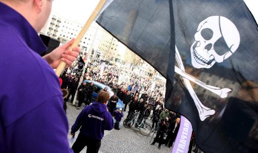 DEMONSTRERENDE PIRATER: Fra en demonstrasjon for fildelingssiden �Pirate Bay� i Stockholm. Foto: SCANPIX