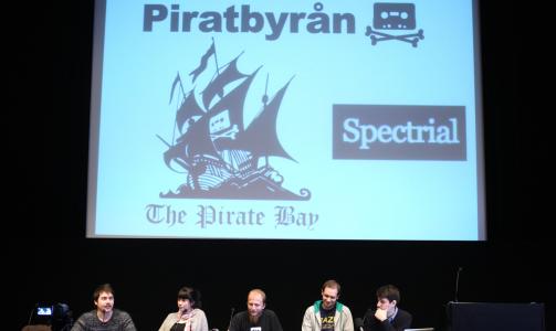 PIRATER:
Fra s�ndagens pressekonferanse med Piratbyr�n og The Pirate Bay i Stockholm, dagen f�r  rettssaken mot  The Pirate Bay startet i Stockholms tingsrett.
Foto: Fredrik Persson / SCANPIX
