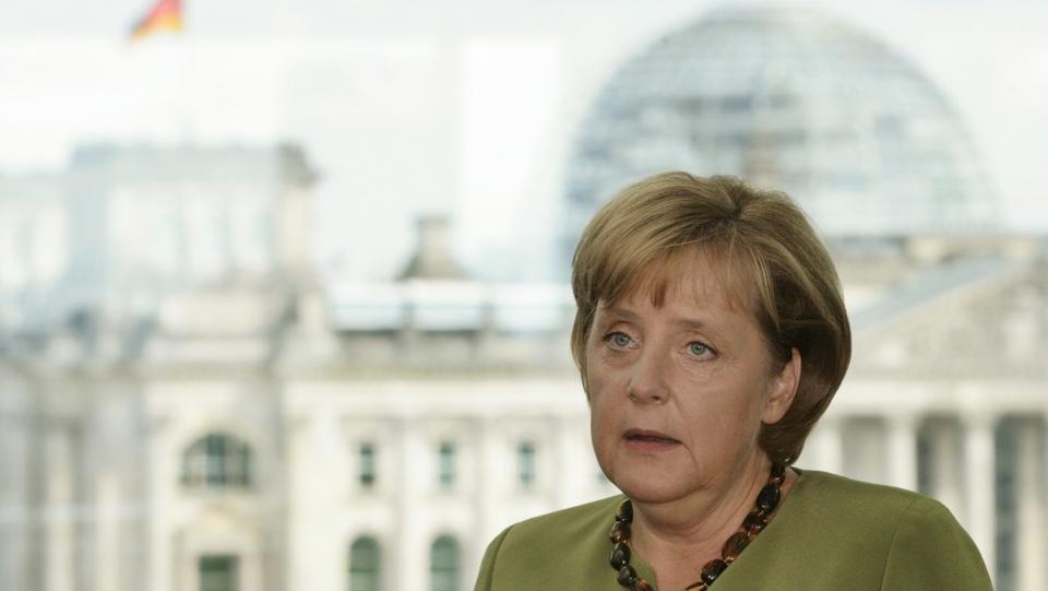 MERKELS HJEMSTR�K SPERRET AV: En russisk bombe ble funnet like ved statsministerens hjem. Arkivfoto: AP Photo/Hannibal Hanschke/Scanpix