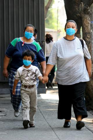 SMITTEFARE: B�de barn og voksne er i faresonen. Foto:  EPA/Ricardo Castelan/Scanpix