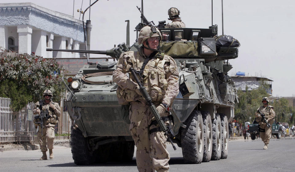 P� VAKT: Kanadiske ISAF-soldater vokter omr�det utenfor guvern�rpalasset i Kandahar etter at minst tre selvmordsbombere slo til i dag. Foto: AP /Allauddin Khan/SCANPIX