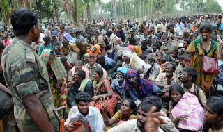 FLYKTNINGELEIRE: Det befinner seg omtrent 200 000 mennesker p� et lite omr�de i flyktningeleirene i Sri Lanka. Blant dem skal det v�re flere hundre ansatte i vestlige bistandsorganisasjoner.   REUTERS/Stringer
