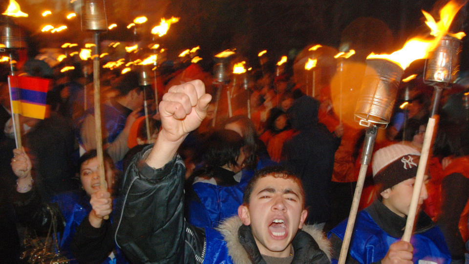 Armenere i fakkeltog gjennom byen Yerevan i g�r for � markere 94-�rsdagen for massakrene beg�tt av ottomanske tyrkere. Foto: AFP / KAREN MINASYAN / SCANPIX