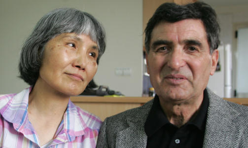 BEKYMRET: Pappa Reza Saberi og mamma Akiko, forteller at datteren har nektet � ta til seg f�de i fengselet de siste fem dagene. Foto: AFP/ATTA KENARE/SCANPIX