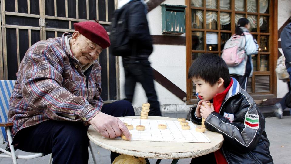GENERASJONSKL�FT: En gammel mann spiller sjakk med en liiten gutt i Shanghai. Kinesere er bekymret for eldreb�lgen som er ventet i �rene som kommer. REUTERS/Aly Song/SCANPIX