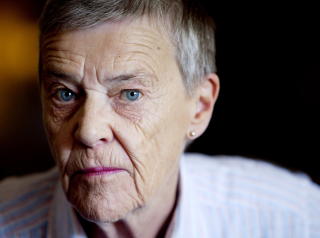 TOK EN DRAM: Kim Friele m�tte ta en st�yt whisky da hun h�rte Nina Karin Monsen ble tildelt Fritt Ord-prisen. Deretter gikk hun til angrep. Foto: Espen R�st/Dagbladet