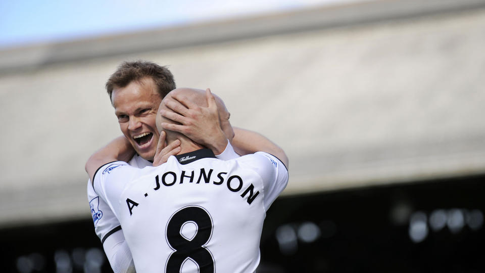 MIN DAG: Erik Nevland gratuleres av Andy Johnson. Foto: SCANPIX/AFP/Adrian Dennis