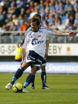 SUSER: Alexander �degaard satte inn 1-0 p� dette frisparket. Foto: Svein Ove Ekornesv�g / SCANPIX