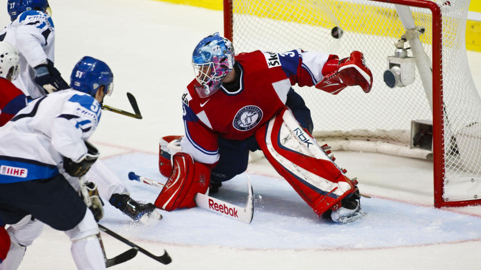 SJANSEL�SE: P�l Grotnes slipper inn dagens fjerde m�l etter et skudd fra Mika Pyorala i VM-kampen mot Finland i Kloten Arena.
Foto: Cornelius Poppe / SCANPIX