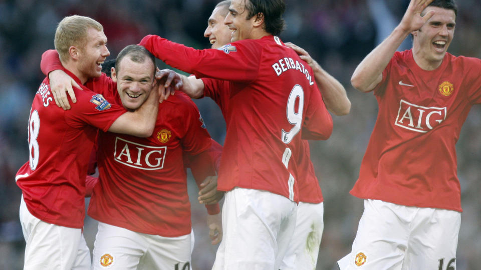 I GODT SELSKAP: Wayne Rooney trives s� godt i Manchester United at han �nsker � v�er i klubben til skoene ligger ferdigpussa p� hylla.Foto: AP/Jon Super