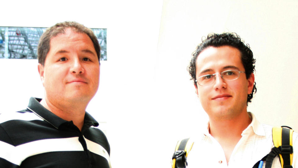 LEGER: Mauricio (t.v.) og Christian skal hjelpe folk som er smittet av svineinfluensa. Foto: Ane Teksum Isbrekken